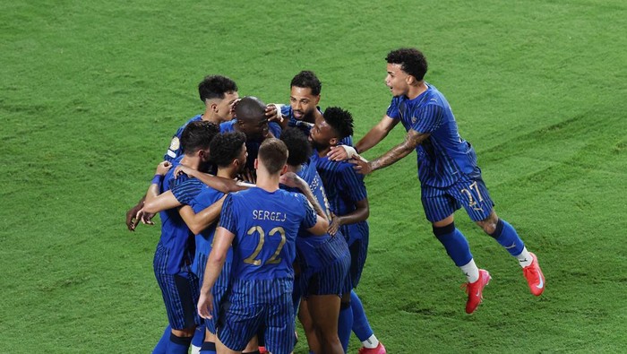 Soccer Football - FIFA Club World Cup - Round of 16 - Manchester City v Al Hilal - Camping World Stadium, Orlando, Florida, U.S. - June 30, 2025 Al Hilals Kalidou Koulibaly celebrates scoring their third goal with teammates REUTERS/Hannah Mckay