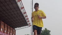 Serangan stroke terjadi saat berolahraga di masa pandemi. Pada saat itu, Alfa sedang lari tiga hingga lima kilometer di sekitar rumahnya. Tanpa jeda, ia melanjutkan senam tabata yang kemudian memicu detak jantungnya melonjak hingga 160 bpm. Tak lama, ia mengalami pusing seperti vertigo, lumpuh di sisi kiri tubuh, bicara tidak jelas, dan mulut perot. Kondisi ini berlangsung hampir 12 jam hingga sang istri menemukannya lemah tak berdaya di rumah. ( Foto: Instagram/strokechampion7)