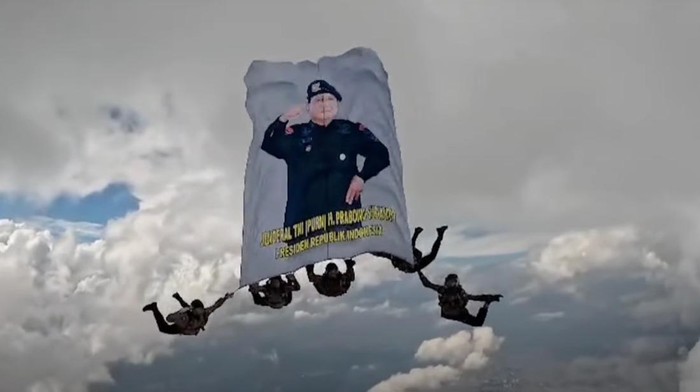 Atraksi penerjun Polri bentangkan bendera Prabowo pada 1 Juli 2025