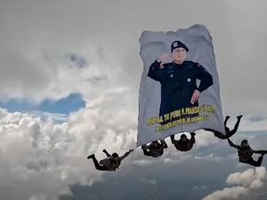 Momen Personel Polri Bentangkan Bendera Bergambar Prabowo di Langit Jakarta