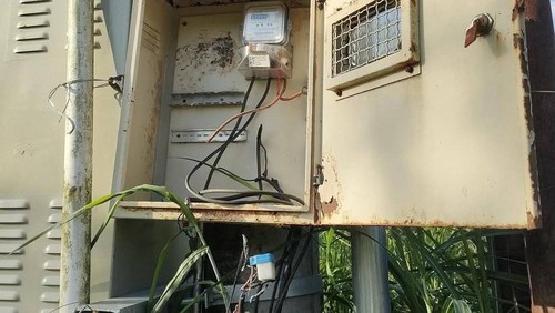 Sejumlah bok panel PJU yang hilang saat diidentifikasi oleh petugas di Lombok Tengah. Foto: (istimewa)