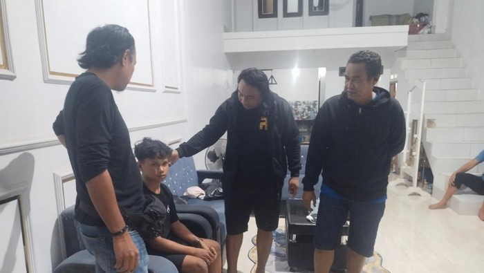 Remaja pria berinisial SA (20) di Kabupaten Bone, Sulawesi Selatan (Sulsel), kepergok mencuri dua tabung gas di sebuah kios.