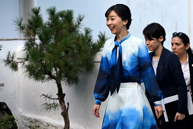 Selama di Brazil, Princess Kako melakukan kunjungan ke tujuh kota dalam rangka memperingati hubungan diplomatik kedua negara yang ke-130 tahun. Brazil sendiri memiliki populasi keturunan Jepang terbanyak di dunia. Saat berkunjung Asosiasi Pusat Kebudayaan Nikkei di Rio de Janeiro, Putri Kako menarik perhatian dengan dress bernuansa biru. Foto: AFP/MAURO PIMENTEL