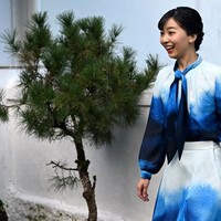 Selama di Brazil, Princess Kako melakukan kunjungan ke tujuh kota dalam rangka memperingati hubungan diplomatik kedua negara yang ke-130 tahun. Brazil sendiri memiliki populasi keturunan Jepang terbanyak di dunia. Saat berkunjung Asosiasi Pusat Kebudayaan Nikkei di Rio de Janeiro, Putri Kako menarik perhatian dengan dress bernuansa biru. Foto: AFP/MAURO PIMENTEL