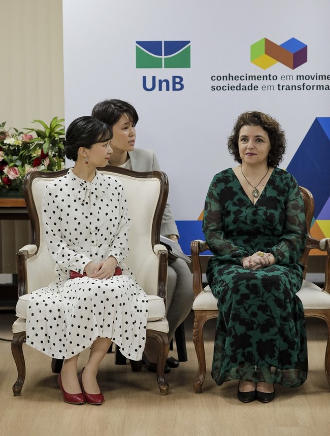 Di Brazil, pemilik nama asli Kako Naishinnō ini datang ke beberapa komunitas Jepang. Saat berkunjung ke Universitas Brasilia, ia terlihat menawan dengan dress putih motif polkadot yang lebih modern dengan aksen pita manis.Xin dan DefuFoto: AFP/SERGIO LIMA