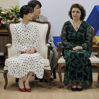 Di Brazil, pemilik nama asli Kako Naishinnō ini datang ke beberapa komunitas Jepang. Saat berkunjung ke Universitas Brasilia, ia terlihat menawan dengan dress putih motif polkadot yang lebih modern dengan aksen pita manis.Xin dan DefuFoto: AFP/SERGIO LIMA