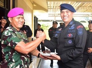 Hari Bhayangkara Ke-79, Brimob Polda Metro Dapat Kejutan dari Marinir