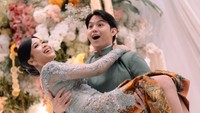 Jonathan Alden lalu menggendong Brisia Jodie. (Foto: dok Instagram brisiajodie96)