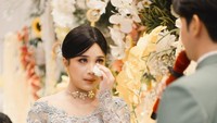 Brisia Jodie menitikkan air mata saat Jonathan Alden bicara terkait lamaran. (Foto: dok Instagram brisiajodie96)