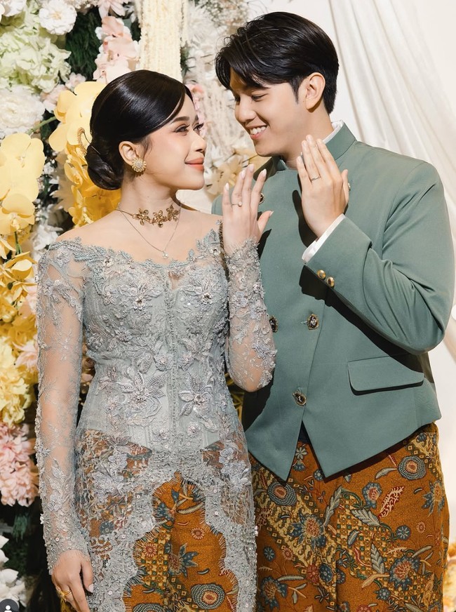 Brisia Jodie akhirnya resmi dilamar oleh sang kekasih, Jonathan Alden, pada 21 Juni 2025. Momen bahagia ini dibagikan melalui unggahan Instagram, keduanya tampil serasi dengan balutan busana tradisional bernuansa elegan. Foto: Instagram/@brisiajodie96