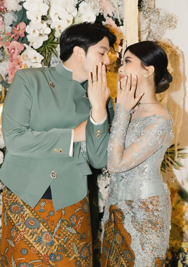 Brisia Jodie dan Jonathan Alden tampil kompak mengenakan busana adat bernuansa hijau mint dan cokelat batik. Unggahan tersebut pun langsung dibanjiri doa dan ucapan selamat dari para penggemar dan kerabat artis. Foto: Instagram/@brisiajodie96