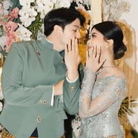 Brisia Jodie dan Jonathan Alden tampil kompak mengenakan busana adat bernuansa hijau mint dan cokelat batik. Unggahan tersebut pun langsung dibanjiri doa dan ucapan selamat dari para penggemar dan kerabat artis. Foto: Instagram/@brisiajodie96