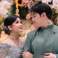 Brisia mengenakan kebaya panjang berwarna abu kehijauan dengan detail bordir dan payet yang elegan. Kebaya tersebut dipadukan dengan kain batik cokelat bernuansa klasik, menciptakan kesan anggun dan mewah. Foto: Instagram/@brisiajodie96