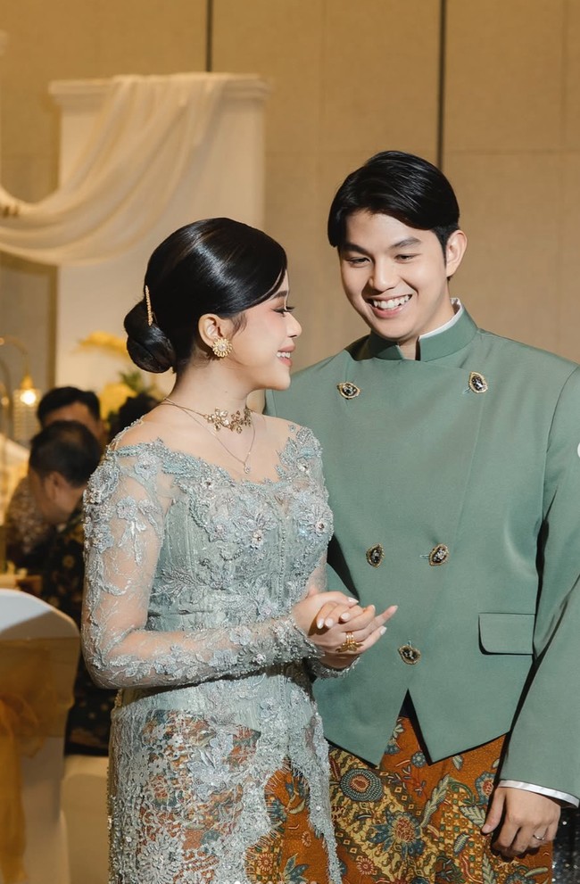 Untuk menyempurnakan penampilannya, Brisia Jodie memilih tatanan rambut sanggul yang dihiasi tusuk konde emas. Gaya ini memberi nuansa adat Jawa yang kental namun tetap kekinian. Ditambah dengan riasan soft glam yang flawless membuatnya semakin memukau. Foto: Instagram/@brisiajodie96