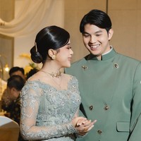 Untuk menyempurnakan penampilannya, Brisia Jodie memilih tatanan rambut sanggul yang dihiasi tusuk konde emas. Gaya ini memberi nuansa adat Jawa yang kental namun tetap kekinian. Ditambah dengan riasan soft glam yang flawless membuatnya semakin memukau. Foto: Instagram/@brisiajodie96