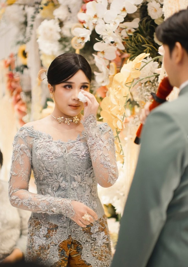 Penampilan Jodie dipercantik dengan giwang, choker emas, dan cincin berukuran cukup besar yang senada. Aksesori ini menambah sentuhan glamor tanpa berlebihan. Foto: Instagram/@brisiajodie96