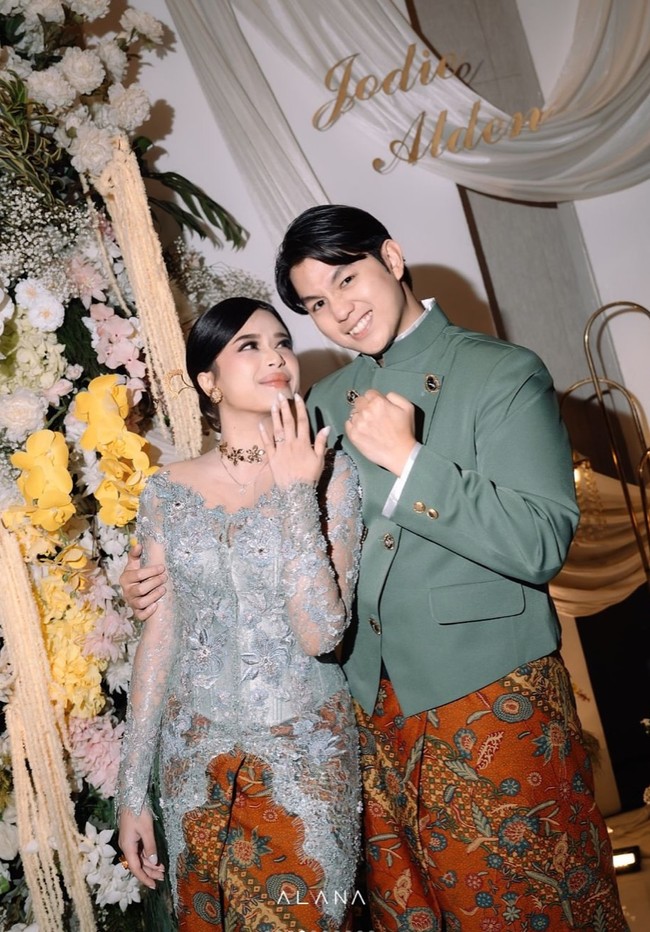Sementara Jonathan mengenakan beskap berwarna hijau mint yang senada dengan kebaya Jodie. Beskap ini dipadukan dengan kain batik dan sepatu selop hitam, menciptakan kesan gagah namun tetap kalem. Foto: Instagram/@brisiajodie96