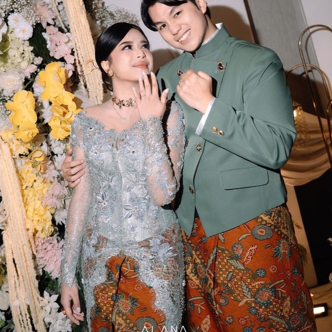 8 Foto Lamaran Brisia Jodie-Jonathan Alden, Tampil Serasi & Romantis