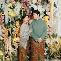 Lokasi lamaran didekorasi indah dengan kain putih dan bunga-bunga berwarna pastel yang cerah. Bunga warna-warni tersebut sekaligus menjadi background foto yang cantik dan sesuai dengan busana Brisia dan Alden. Foto: Instagram/@brisiajodie96