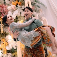 Salah satu foto memperlihatkan Jonathan mengangkat Jodie dengan ekspresi penuh bahagia. Keduanya terlihat tampil serasi dan romantis di acara lamaran tersebut. Foto: Instagram/@brisiajodie96