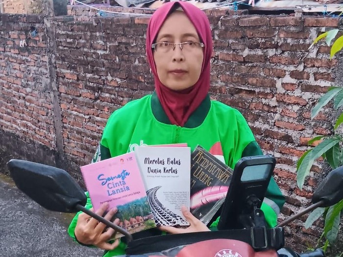 Bu Sri, Ibu-ibu Rider Ojol yang Juga Penulis Cerpen