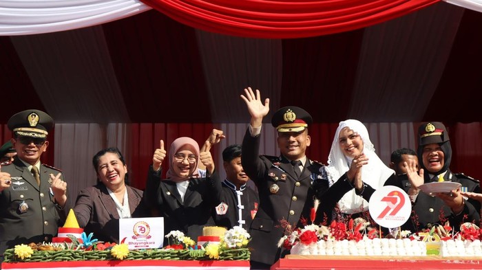 Bupati Banyuwangi Ipuk Fiestiandani bersama Kapolresta Banyuwangi Kombes Rama Samtama Putra saat Peringatan Hari Bhayangkara ke-79.