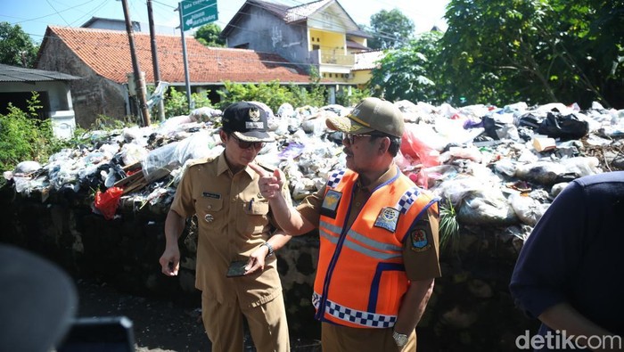 Bupati Cirebon, Imron lakukan sidak di TPS liar