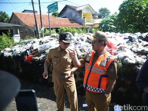 Geramnya Imron Saat Sidak TPS Liar di Kedawung Cirebon