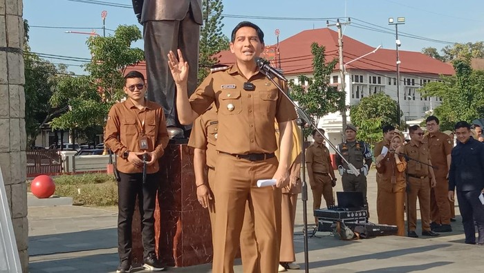 Bupati Indramayu Lucky Hakim