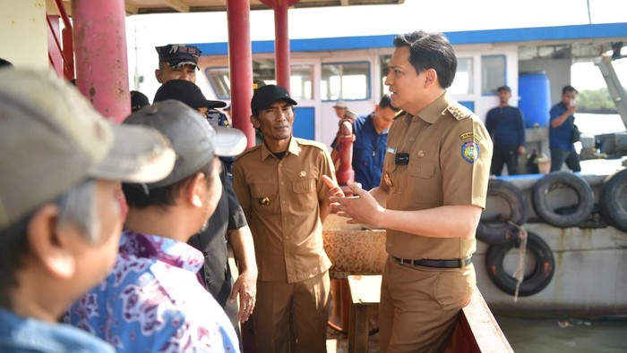 Bupati Indramayu Lucky Hakim saat memantau pengerukan.