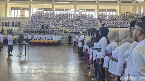 Bupati Klungkung, I Made Satria, melantik sebanyak 1.629 PPPK di GOR Swecapura, Klungkung, Bali, Selasa (1/7/2025). (Foto: Ni Komang Ayu Leona W/detikBali)