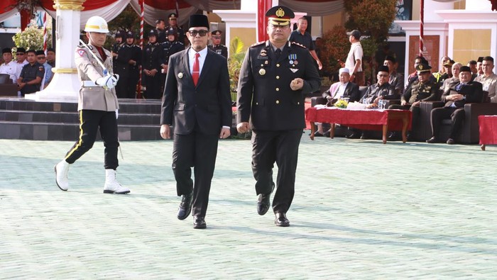Bupati OKU Teddy Meilwansyah memimpin upacara HUT Bhayangkara di Polres OKU