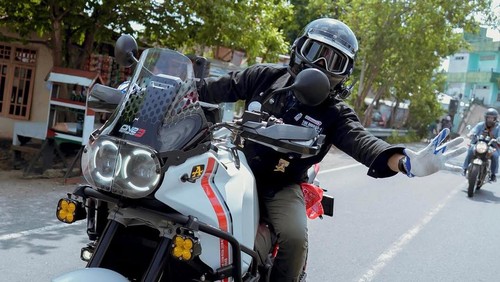 Desta dan motor yang dipakai saat touring di Lombok.