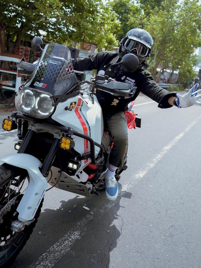 Desta dan motor yang dipakai saat touring di Lombok.