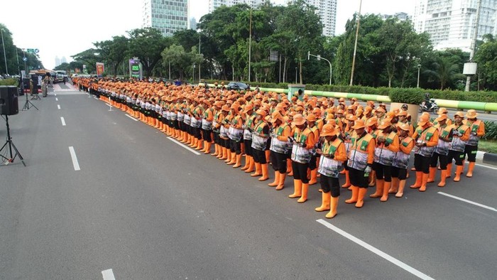 Dinas Lingkungan Hidup DKI Jakarta mengerahkan petugas kebersihan saat acara Hari Bhayangkara Ke-79 di Kawasan Monumen Nasional (Monas), Jakarta Pusat. (Dok istimewa).