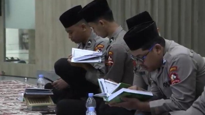 Divisi Humas Polri menyelenggarakan kegiatan 79 kali khatam Al-Quran bertepatan dengan Hari Bhayangkara ke-79