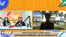 Warga Sekotong Lombok Barat Patungan Perbaiki Jalan Rusak 6 