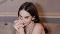 Enzy Storia akhirnya bercerita di YouTube Vindes, dilihat pada Selasa (1/7/2025), terkait cedera kaki yang dialami belum lama ini. Ia terlihat sudah syuting tanpa pakai alat bantu. (Foto: dok Instagram enzystoria)