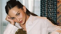 Enzy Storia akhirnya ganti olahraga dulu semenjak cedera kaki. Gue akhirnya pilates doang olahraga, raket gue sudah gue jual, ujarnya. (Foto: dok Instagram enzystoria)