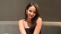 Meski sudah tak pakai tongkat dan alat bantu sepatu kesehatan, Enzy Storia mengaku tetap diminta dokter gak boleh dulu main padel. Baru boleh lagi katanya Agustus, katanya. (Foto: dok Instagram enzystoria)