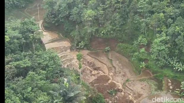 Foto udara lahan tani yang terdampak longsor di Kampung Ciomas, Tenjowaringin, Salawu, Kabupaten Tasikmalaya, Jawa Barat
