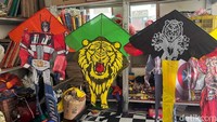Harga layangan buatan Riyadi ini cukup terjangkau. Yakni Layangan printing ukuran 90x120 cm harganya Rp 50-55 ribu, ukuran 45x75 cm Rp 10.500. Layangan sablon 45x75 cm Rp 8.500.
