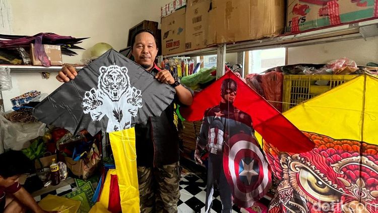 Geliat Perajin Layangan di Mojokerto
