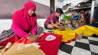 Dibantu istri dan anak keduanya, bapak 3 anak ini mulai menggarap layangan lipat pantai pesanan dari berbagai daerah di tanah air.