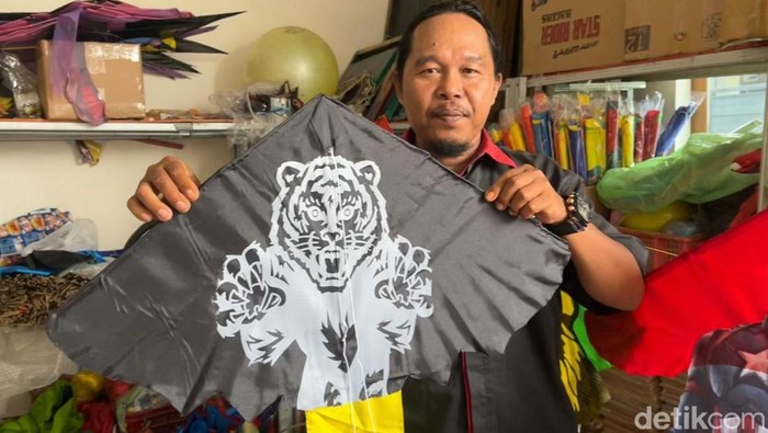 Geliat Perajin Layangan di Mojokerto Perajin layangan, Slamet Riyadi sedang membuat pesanan layang-layang di rumhanya Dusun Kalijaring, Desa Mlirip, Jetis, Mojokerto, Selasa (1/7/2025). Memasuki musim kemarau pesanan layang-layang meningkat.