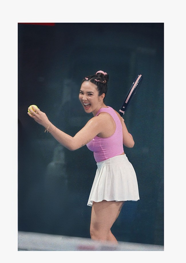 Gisella Anastasia tampil mencuri perhatian dalam turnamen padel bertajuk Bestie Cup yang digelar pada 29 Juni 2025. Dalam pertandingan tersebut, Gisel memilih outfit sporty yang manis dengan perpaduan tank top pink cerah dan rok tenis putih berlipit. Gaya ini membuat penampilannya tampak segar, feminin, sekaligus energik. Foto: Instagram/@gisel_la