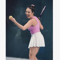 Gisella Anastasia tampil mencuri perhatian dalam turnamen padel bertajuk Bestie Cup yang digelar pada 29 Juni 2025. Dalam pertandingan tersebut, Gisel memilih outfit sporty yang manis dengan perpaduan tank top pink cerah dan rok tenis putih berlipit. Gaya ini membuat penampilannya tampak segar, feminin, sekaligus energik. Foto: Instagram/@gisel_la