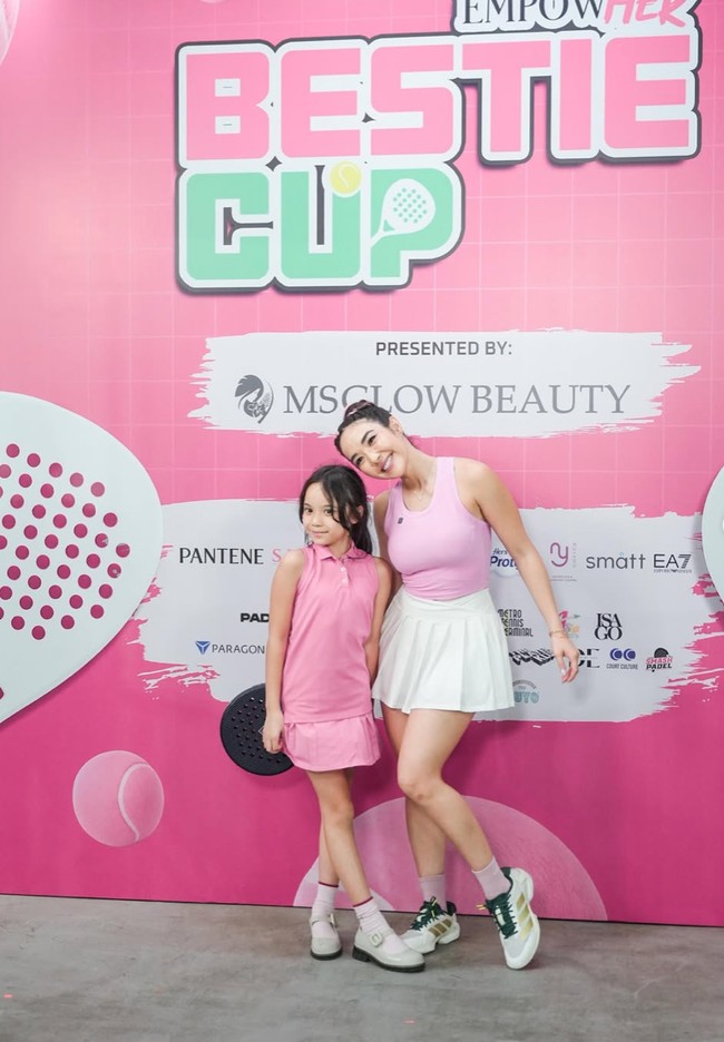 Putri semata wayang Gisel, Gempita juga tampak hadir menyaksikan dirinya tanding padel. Senada dengan sang mama, Gempita mengenakan busana berwarna pink. Foto: Instagram/@gisel_la
