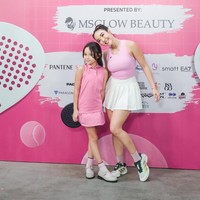 Putri semata wayang Gisel, Gempita juga tampak hadir menyaksikan dirinya tanding padel. Senada dengan sang mama, Gempita mengenakan busana berwarna pink. Foto: Instagram/@gisel_la