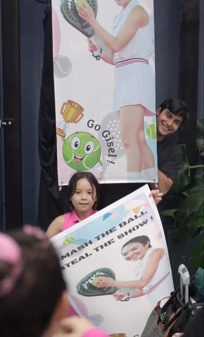 Tak hanya Gempi, pacar berondong Gisel, Cinta Brian juga turut hadir memberi dukungan. Dalam video singkat yang dibagikan Gisel ke akun Instagramnya terlihat kekasih dan putrinya itu kompak memberikan dukungan untuk Gisel. Foto: Instagram/@gisel_la